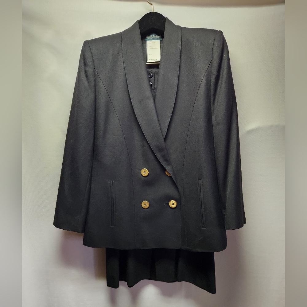 HARVE BENARD 2 PC skirt suit size 6 100% Rayon Black